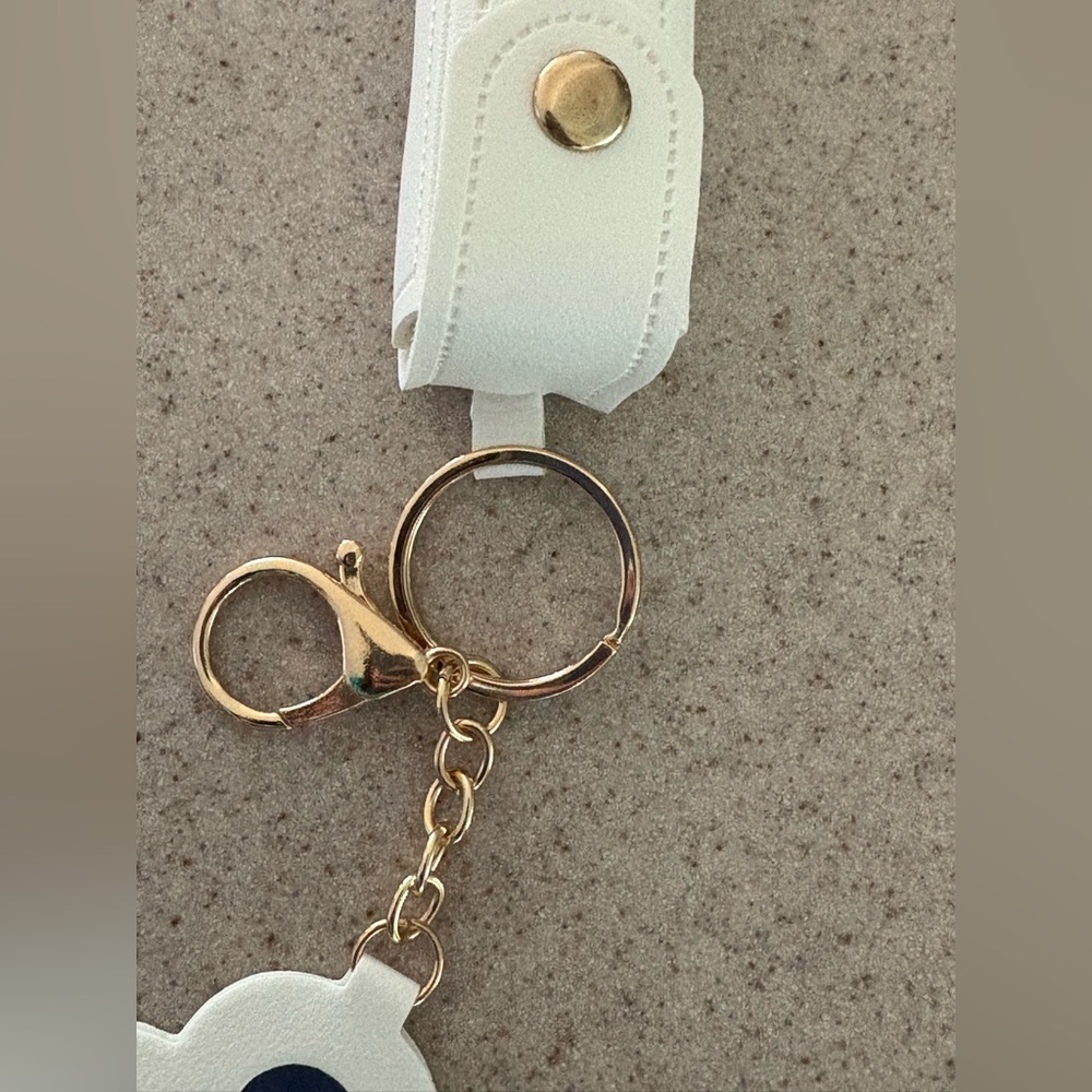 NWT White Lipstick Holder Keychain With Heart-Shaped Mirror - Picture 7 of 8